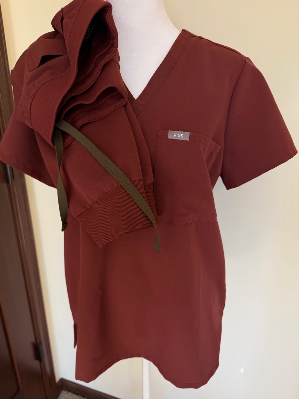 FIGS Women's V-Neck Scrub set